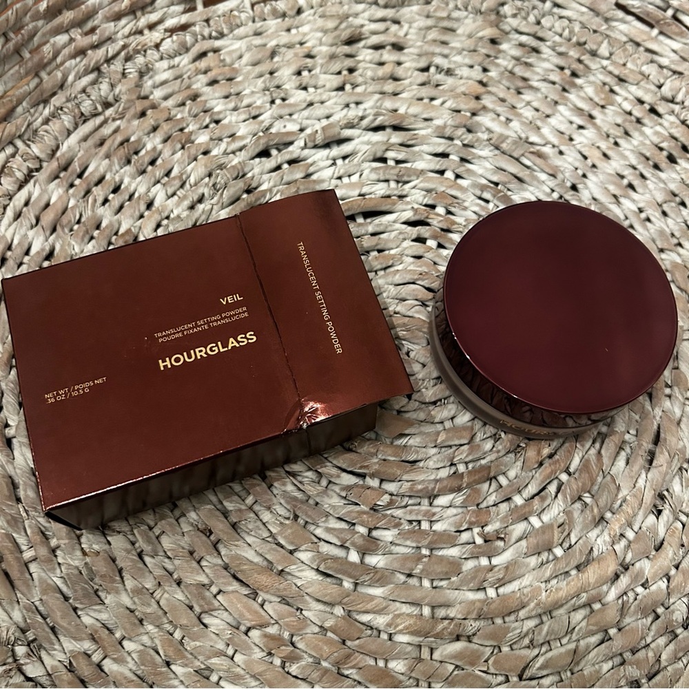 New Hourglass Veil Translucent Setting Powder - Picture 2 of 3